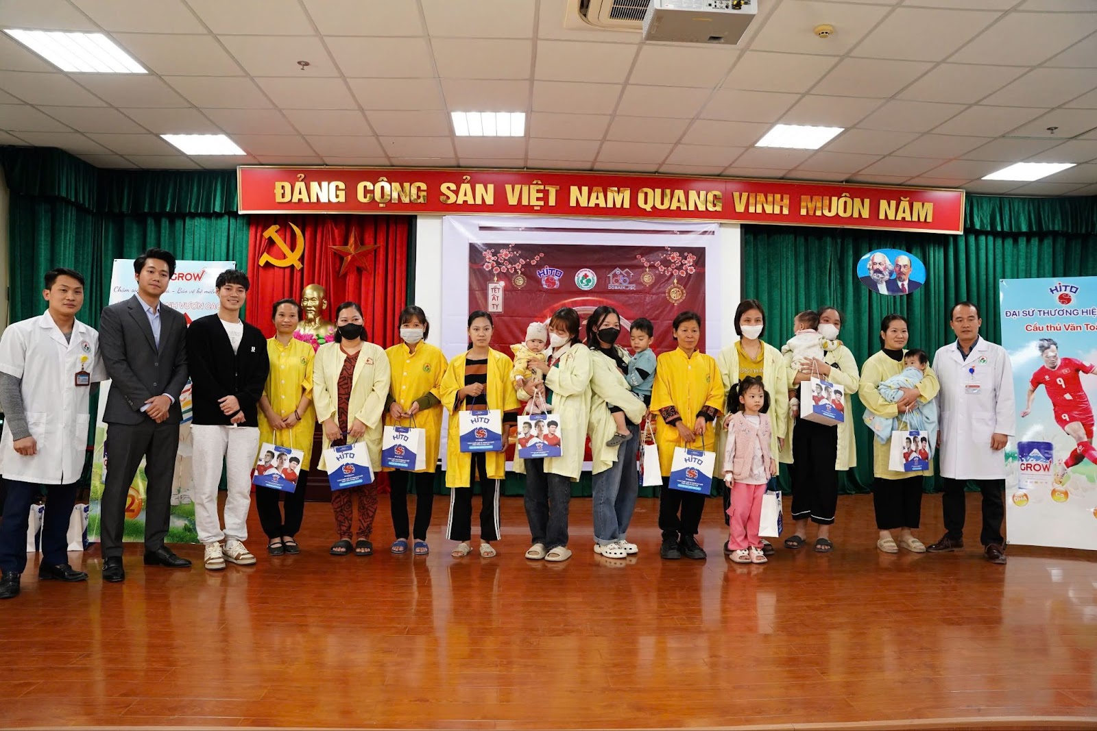 Cầu thủ Văn Toàn mang Tết yêu thương đến bệnh nhân tại Bệnh viện Nhi Hải Dương