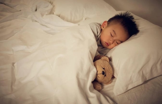 Vì sao trẻ ngủ không ngon giấc, trở mình suốt đêm?
