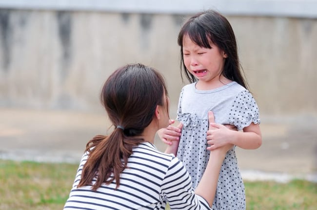 Trẻ vấp ngã: Phản ứng của cha mẹ âm thầm 'lập trình' tính cách cho con