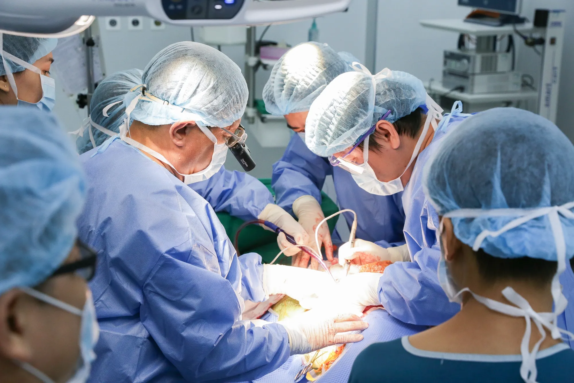 Bóc thành công khối u quái gần 2kg chèn ép vùng cổ cụ bà 81 tuổi