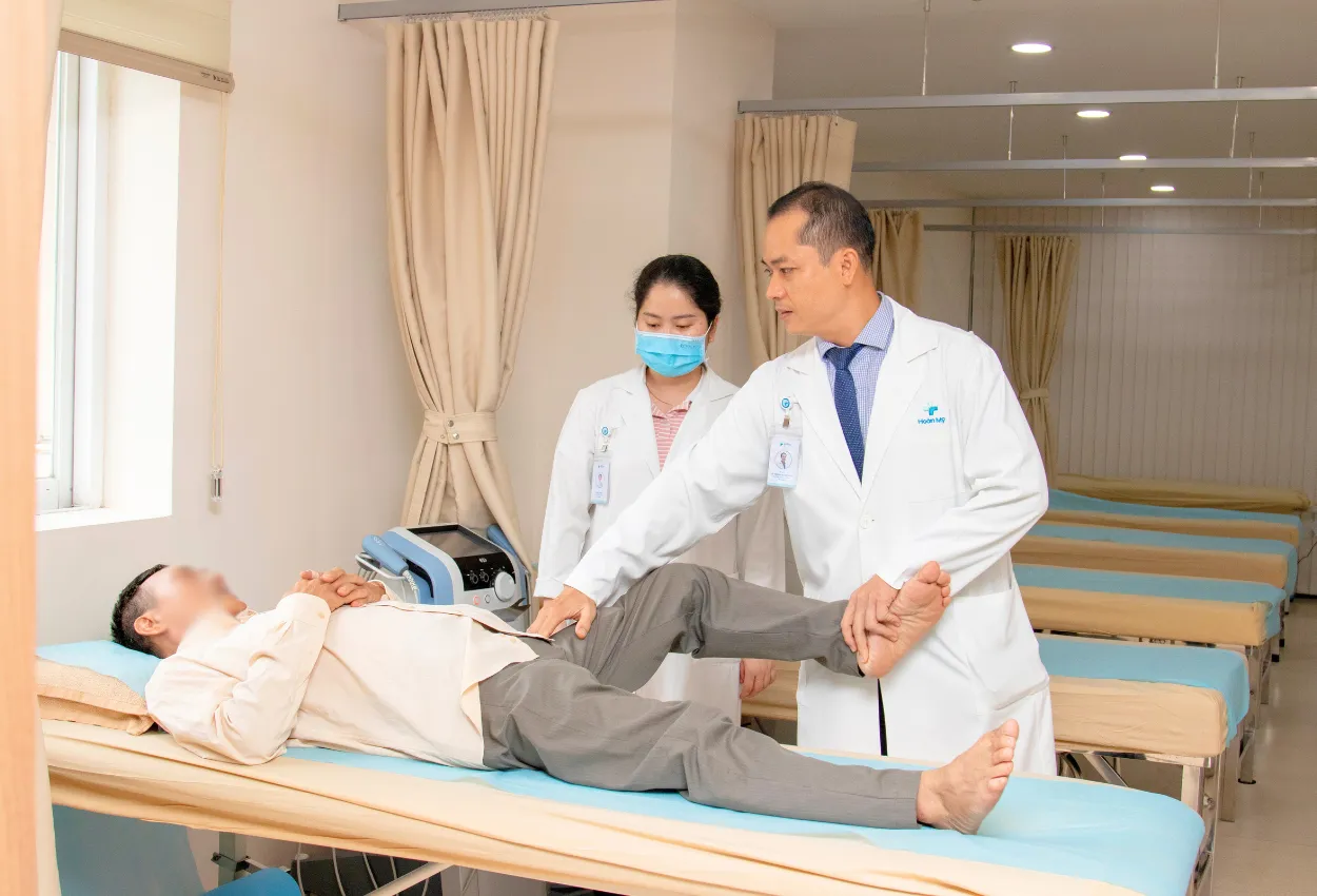 Tưởng chừng phải “nằm một chỗ”, người bệnh đã tự đi lại được tốt sau 48 giờ phẫu thuật thay khớp háng