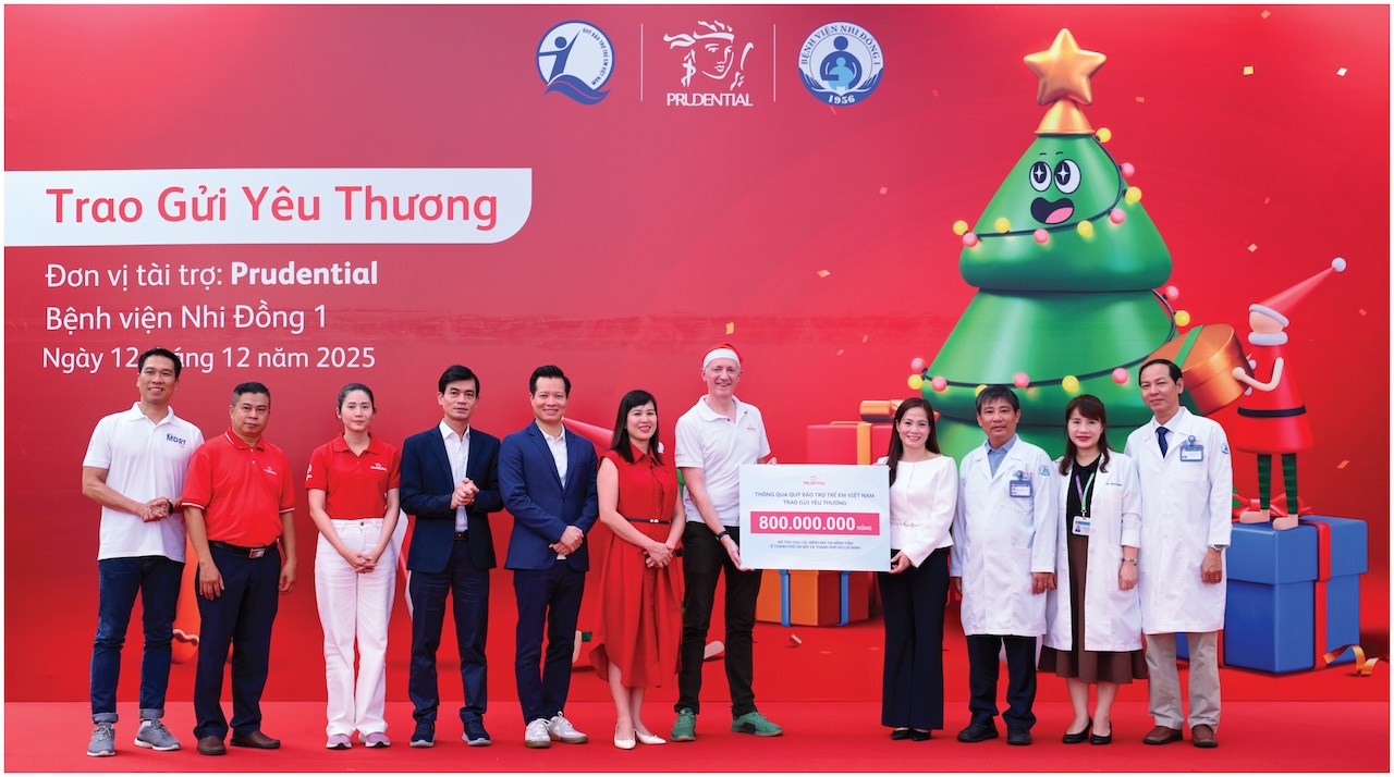 Prudential trao 2.600 phần quà Giáng Sinh cho bệnh nhi tại TP.HCM và Hà Nội