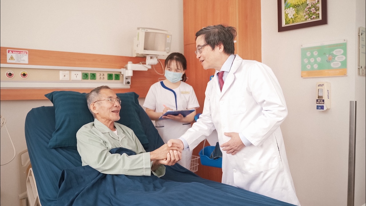 Ba lần phẫu thuật cứu cụ ông mắc hai bệnh ung thư