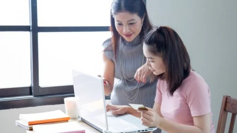 Dù khó khăn đến đâu, cha mẹ nên tránh để con làm 4 kiểu công việc này